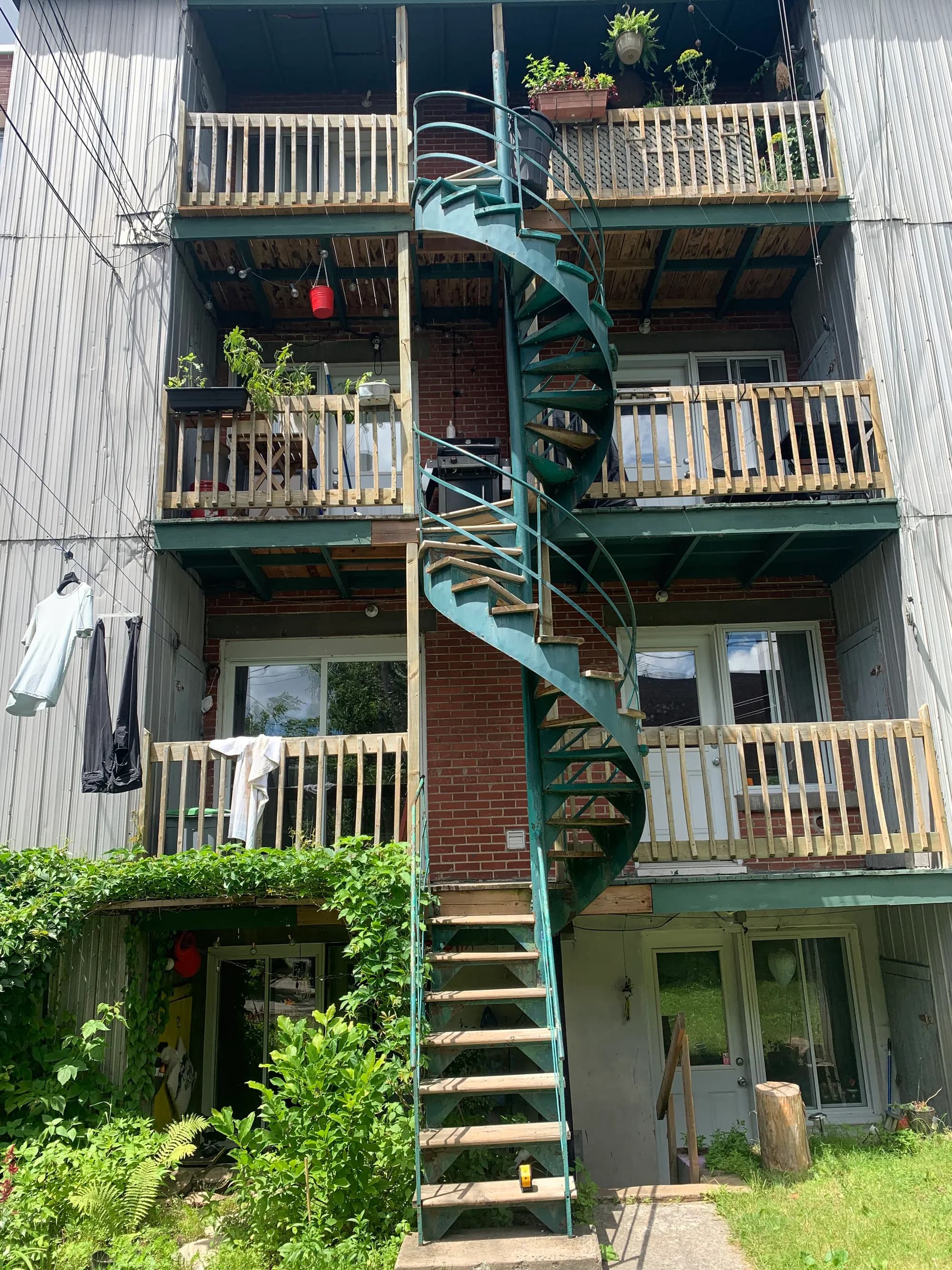 Système d'escalier spiral en aluminium et balcons en Fibre Verre pour multiplex.