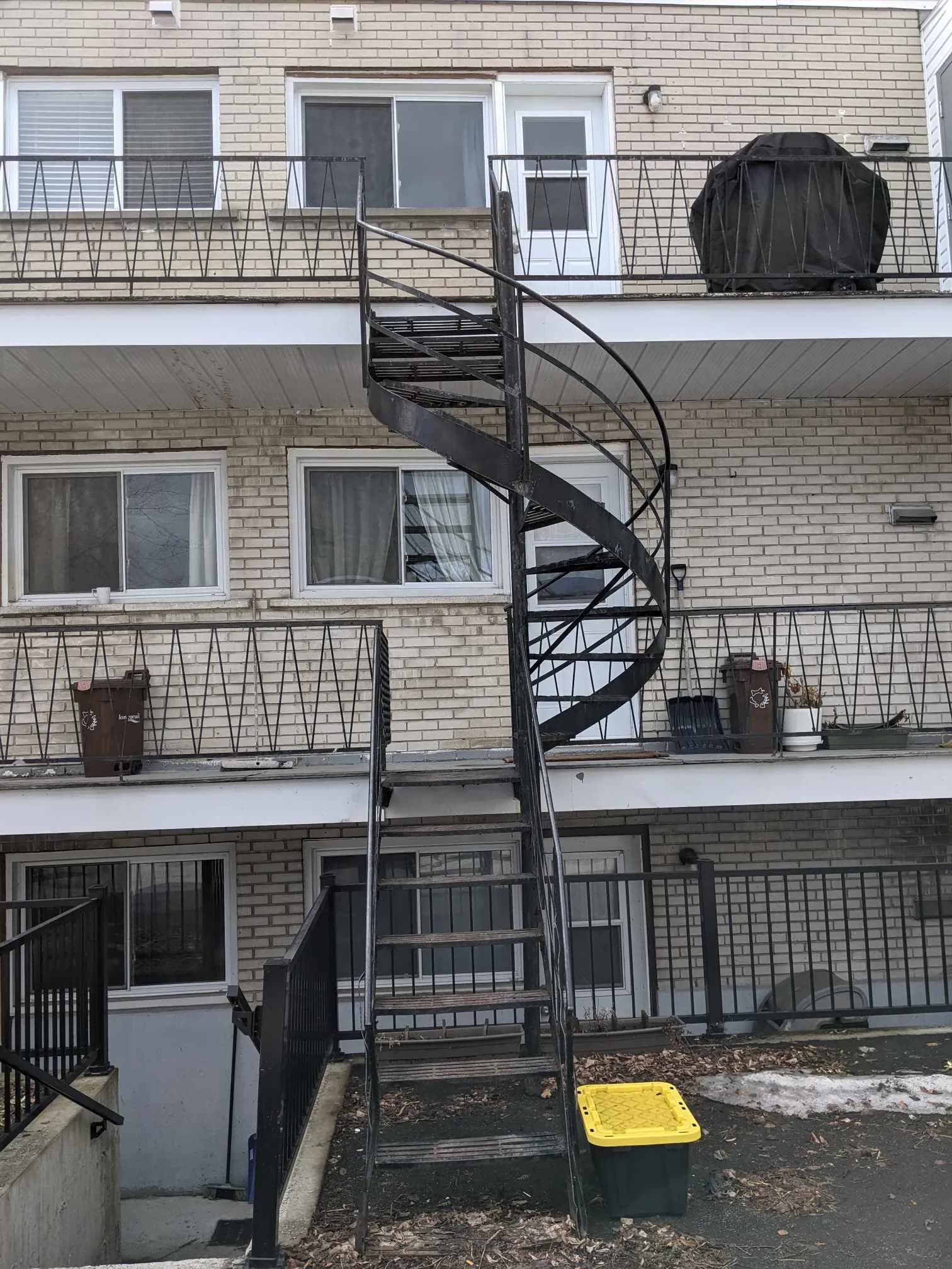 Solutions de Balcons en Fibre de Verre et Escaliers en Colimaçon Modernes