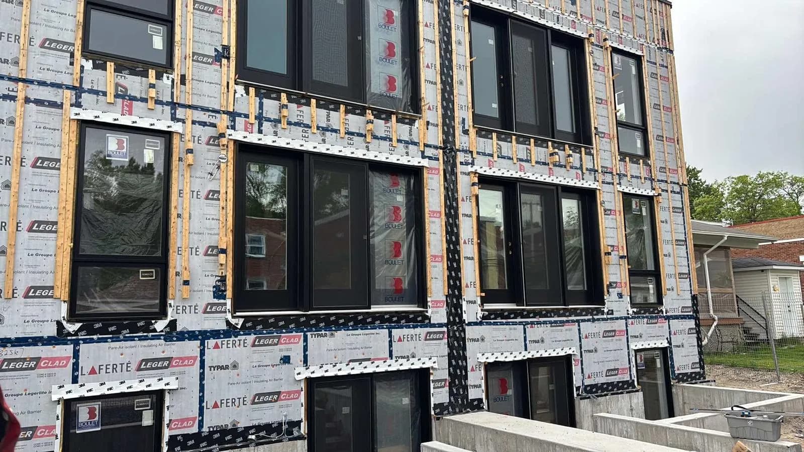 L'Élégance du Design Moderne : Balcons et Garde-corps en Aluminium Haut de Gamme