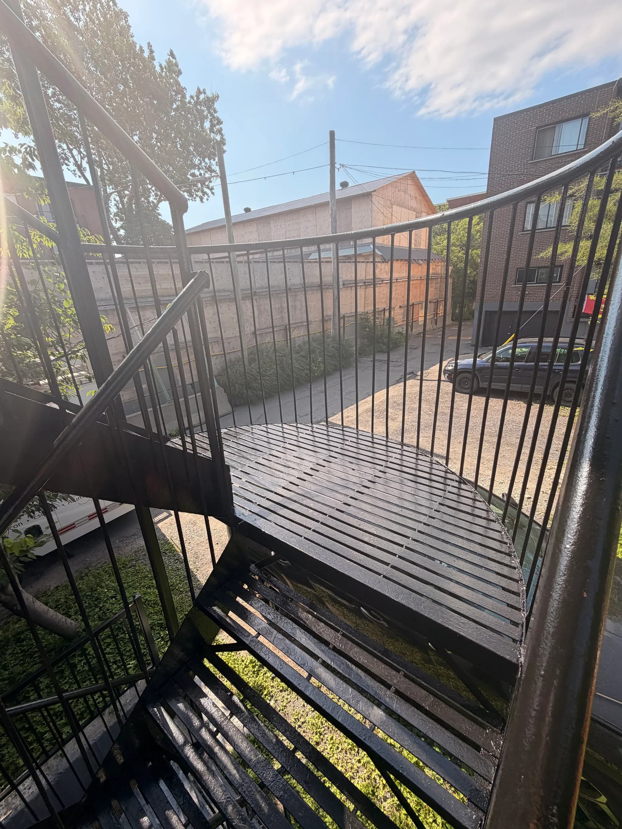 Les avantages d'un escalier en colimaçon extérieur et de balcons en métal