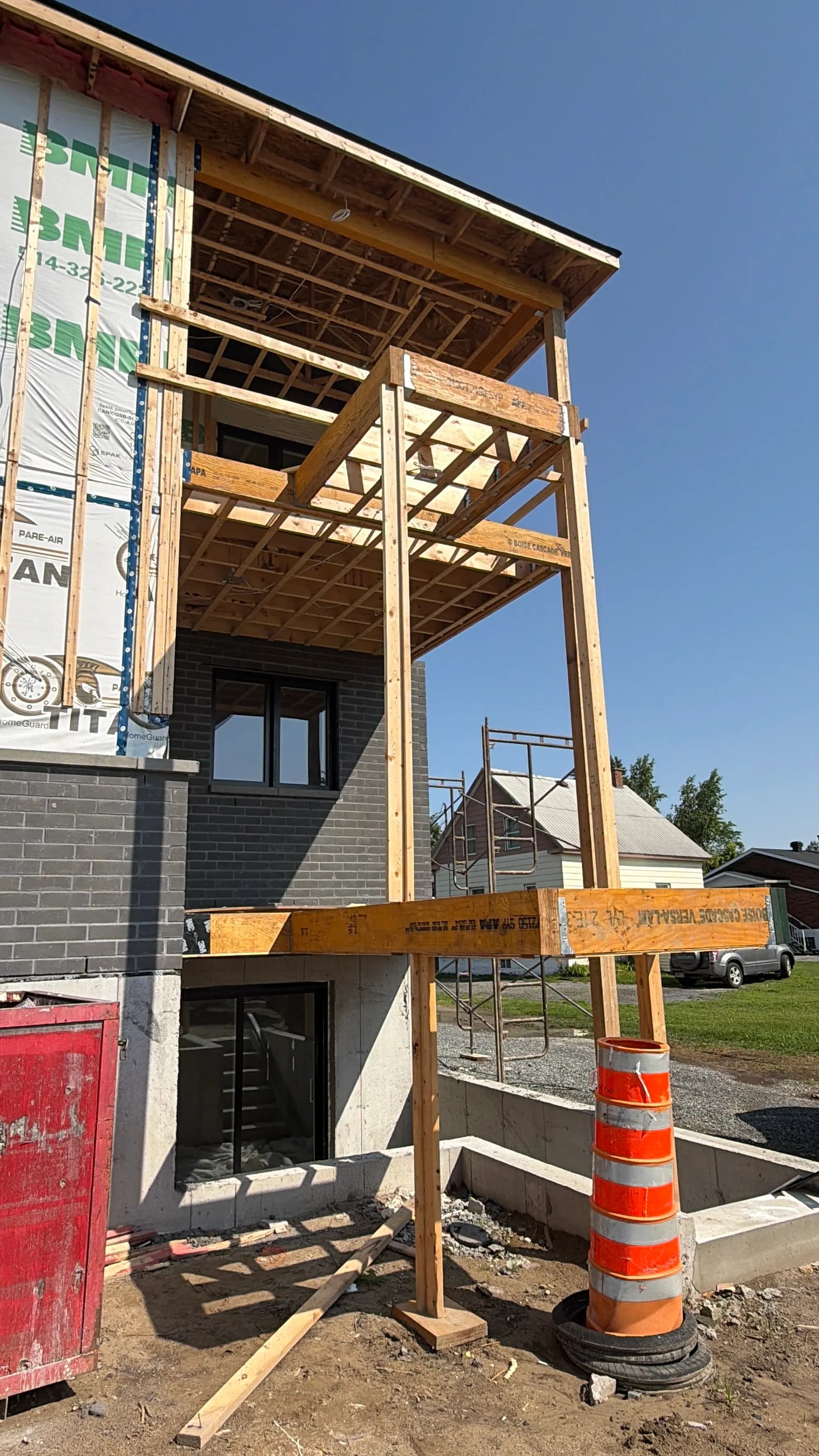 Découvrez notre projet de balcon double avec escalier et plancher 100 % aluminium. Une solution durable, sans entretien et étanche pour votre maison au Québec.